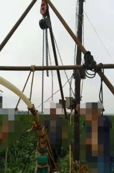 手拉倒鏈在農村地里吊裝水泵的使用方法